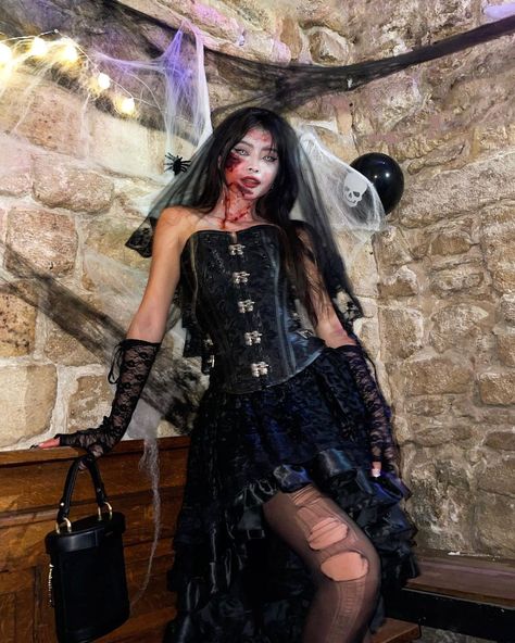 Victorian Vampire Costume, Dead Bride Costume, Bride Halloween Costume, Caroline Hu, Halloween Costumes Women Scary, Black Dress Halloween Costume, Halloween Bride Costumes, Goth Bride, Bride Halloween