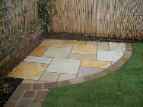 Quarter circle Raised Bed Patio, Circle Pavers, Circle Garden Design, Circle Patio, Circle Garden, New Patio Ideas, Circular Patio, Backyard Bonfire, Backyard Plan