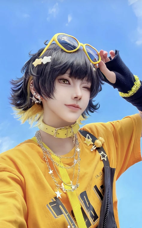 Cosplayer: Xingin: 9462509662 Cosplay Makeup Tutorial, Cosplay Boy, Blue Lovk, Anime Vs Cartoon, Cosplay Tutorial, Anime Inspired Outfits, Casual Cosplay, Cosplay Characters, Yellow Aesthetic