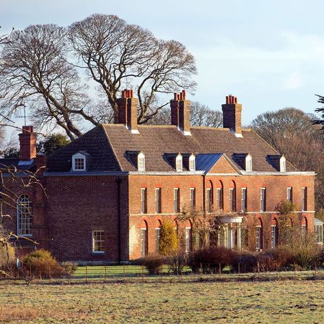 When Prince William and Kate Middleton were married, Queen Elizabeth gave them a particularly nice gift: a property on the royal family's Sandringham estate in Norfolk. Ever since, they've been enjoying Anmer Hall, both as a permanent residence at times and as a country retreat. #anmerhall #princewilliam #katemiddleton #royals #sandringham #estate #queenelizabeth #princesscharlotte #princegeorge #princelouis #verytandc Nottingham Cottage, Sandringham House, Anmer Hall, Duchesse Kate, Kate Und William, Herzogin Von Cambridge, Prince William Et Kate, William E Kate, Prince Harry Et Meghan