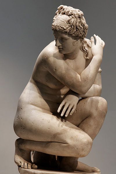 Around 1000 BCE Greek women would try and white their faces with white lead powder, which can lead to serious health issues. They would also used red ochre clay or red mulberries for red pigmentation for their lips. They also applied fake eyebrows made of animal hairs because thicker eyebrows was more desirable and fashionable at the time. Stomach Rolls, Venus Sculpture, Venus Aphrodite, Greek Women, Anatomy Sculpture, Ancient Greek Sculpture, Roman Statue, Classic Sculpture, Greek Statues