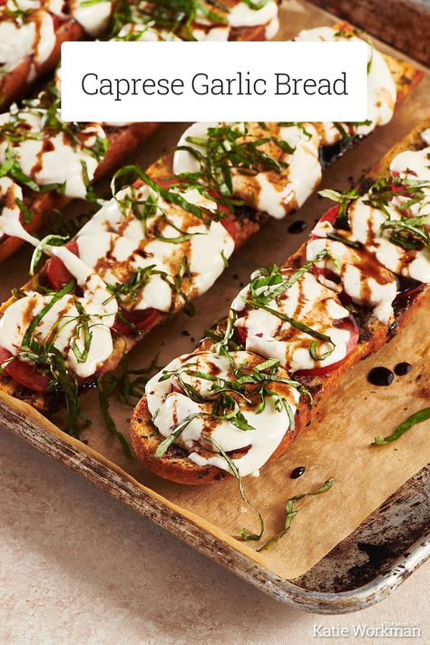 Caprese Garlic Bread Recipe, Caprese Garlic Bread, Appetizers Party Ideas, Caprese Appetizer, Pesto Bread, Caprese Sandwich, It Cover, Mozzarella Recipes, Garlic Cheese Bread