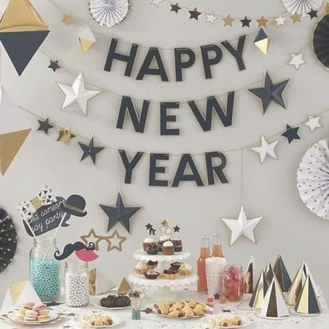 Stylish 20+ Cheap DIY New Years Eve Decoration Ideas That Look Expensive Kids New Years Eve, Trendy Party Decor, New Year Diy, New Year's Party Decorations, Party Girlande, New Year's Eve Party, Party Garland, Nye Party, Deco Originale