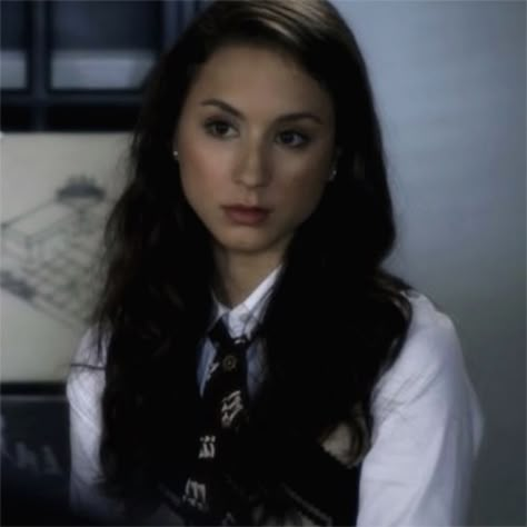 Spencer Hastings Study, Spencer Hastings Icons, Spencer Pretty Little Liars, Spencer Hastings Aesthetic, Spencer Pll, Spencer Hastings Outfits, Pretty Little Liars Spencer, The Rest Is Confetti, Emma Gilbert