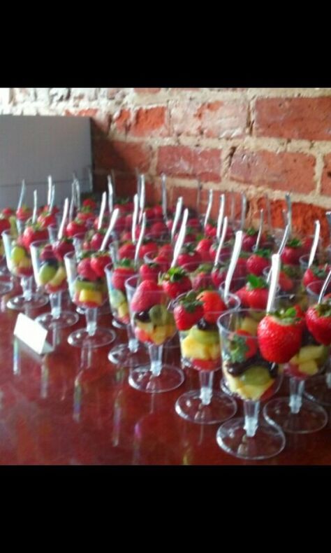 Moscato Infused Fresh Fruit in Wine Glasses Finger Foods For Paint Party, Fruit In Wine Glasses, Fruit Tables, Charcuterie Appetizers, Veggie Cups, Food Set Up, Fruit Trays, Fruit Platter Designs, Fruit Displays