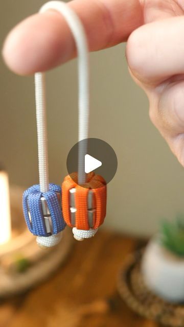 Paracord Knots Tutorial, Paracord Necklace Diy, Begleri Diy, 550 Paracord Projects, 550 Cord Projects, Get Back Whip, Parachute Cord Crafts, Paracord Weaves, Paracord Bracelet Designs