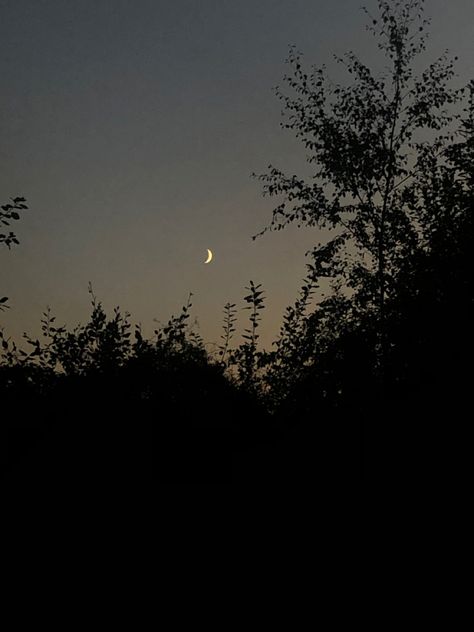 #Octobermoon #moon #moonaesthetic #crescent #crescent aesthetic Crescent Aesthetic, Waning Moon, Formal Makeup, Crescent Moon, Crescent, Moon, Photographer, Quick Saves, Nature