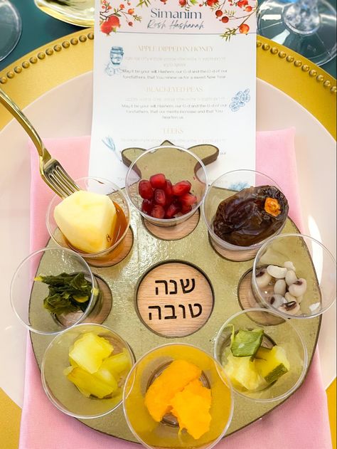 Pomegranate Shaped Seder Plate with Simanim Card Rosh Hashana Tablescape, Rosh Hashanah Table Setting, Rosh Hashana Decor, Rosh Hashana Dinner Table, Rosh Hashana Reggio, Rosh Hashanah Menu, Rosh Hashanah Table, Jewish Feasts, Jewish Holiday Recipes