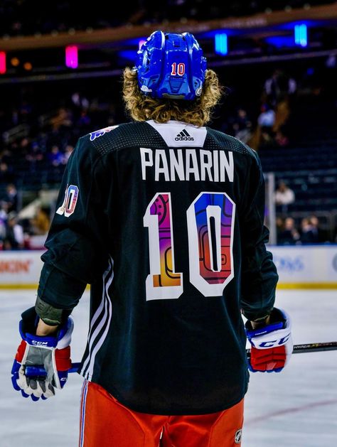 Hockey Drawing, Artemi Panarin, Bread Man, Hockey Pictures, Rangers Hockey, Hot Hockey Players, Baseball Guys, Hockey Stuff, Ice Hockey Players