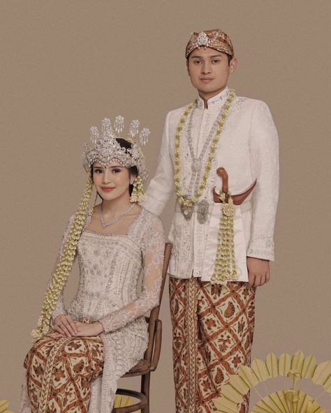 Cut beby tsabina dan rizki natakusumah melakukan pre-weeding menggunakan baju adat Sunda, Jawa Barat. Pakaian tradisional Indonesia. Sundanese traditional costume. #culture #budaya #busana #batik #kebaya #clothing #clothes #attire #outfit #asia Indonesia Traditional, Batik Kebaya, Foto Wedding, Kebaya Muslim, Wedding Hijab, Wedding Prep, Wedding Mood Board, Traditional Costume, Dream Wedding Dresses