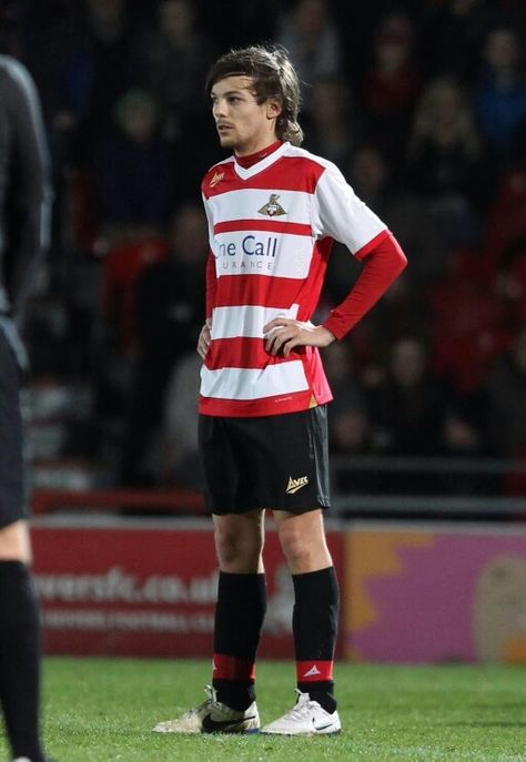 Louis Aesthetic, Doncaster Rovers, Louis (one Direction), Playing Football, Louis Williams, Larry Stylinson, So Adorable, Football Soccer, Louis Tomlinson