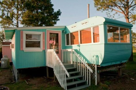 Vintage Mobile Home, Small Mobile Homes, Mobile Home Remodel, Remodel Mobile Home, Mobile Home Exteriors, Retro Trailer, Mobile Home Makeovers, Camping Vintage, Mobile Home Decorating