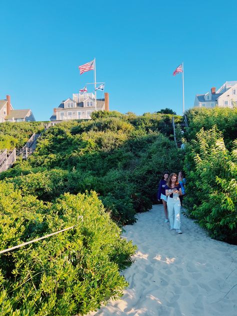 Nantucket Homes, Nantucket Aesthetic Wallpaper, Nantucket Summer Aesthetic, Old Money Nantucket, Nantucket Honeymoon, Nantucket Downtown, Nantucket Aesthetic, The Hotel Nantucket Book Aesthetic, East Coast Aesthetic