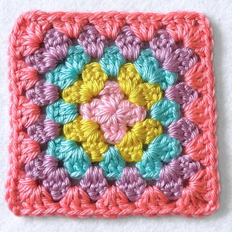 The Classic Granny Square - Free Crochet Pattern is a timeless and charming crochet pattern that has stood the test of time. Classic Granny Square Pattern Free, Tiny Granny Square Pattern, Granny Squares Pattern Free, Crochet Squares Pattern Free, Granny Square Crochet Pattern Easy, Crochet Patterns Granny Square, Hexagon Granny Square, Classic Granny Square Pattern, Hdc Crochet