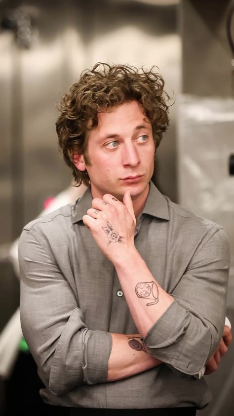 Jeremy Allen White Tattoo, Luke Bracey, Lip Gallagher, 30 Year Old Man, Allen White, Jeremy Allen White, Let It Rip, Big Nose, Bad Blood