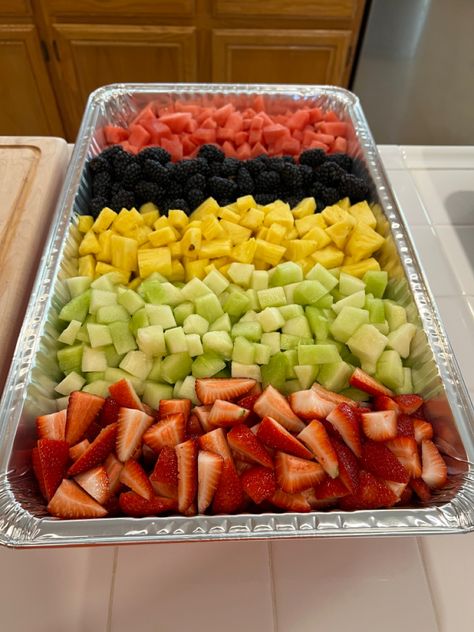 Fruit Party Platter Ideas, Birthday Cookout Food Ideas, Birthday Party Salads, Birthday Food Platter Ideas, 2nd Birthday Fruit Platter, Fruit On Dessert Table, Birthday Foods For Adults, Fruit Containers For Party, Tray Of Fruits