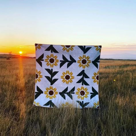 The Soleil Quilt pattern is an advanced beginner/ intermediate quilt pattern made with raw edge appliqué, curves, and traditional piecing. Dogwood Quilt, Sunflower Quilts, Popular Patterns, Mountain Quilts, Pillow Baby, Sewing Things, Cute Sewing Projects, Flower Quilts, Striped Quilt