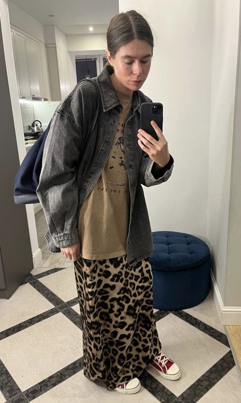 Leopard Print Skirt Outfit, Leopard Skirt Outfit, Printed Skirt Outfit, Leopard Print Outfits, Cool Girl Style, Denim Skirt Outfits, People Clothes, Street Style Chic, Skirt Outfit