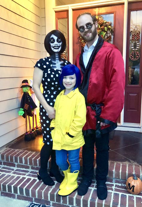 Holloween Costumes For Kids, Coraline Halloween Costume, Other Mother Coraline, Family Themed Halloween Costumes, Coraline Costume, Cute Couples Costumes, Themed Halloween Costumes, Halloween Infantil, Other Mother