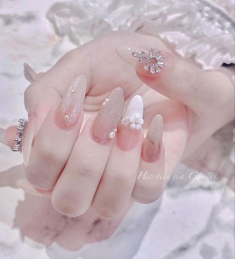 Mau Nail Co Dau, White Douyin Nails, Quince Nails, Natural Acrylic Nails, Finger Art, Fake Nails Designs, Nail Box, Pretty Gel Nails, Nail Art Designs Videos