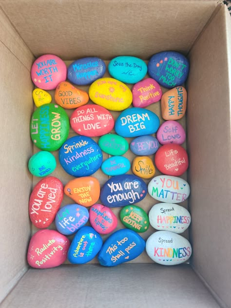 Kindness rocks painted quotes for inspiration Rock Painting Messages, Painted Rocks Inspirational Words, Rock Painting Affirmations, Rock Painting Ideas Inspirational Quotes, Inspirational Rocks Words, Rock Painting Ideas Quotes, Painted Rocks Positive Sayings, Kindness Painted Rocks, Kindness Rock Painting Ideas