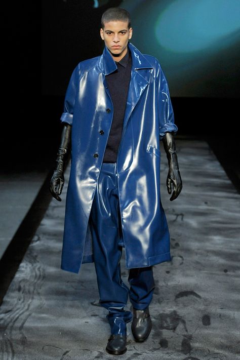 Avant Garde Fashion Male, Mugler Menswear, Futuristic Fashion Male, Dolly Fashion, Space Fashion, Shiny Jacket, Outfits Hombre, Fall Winter Collection, Futuristic Fashion