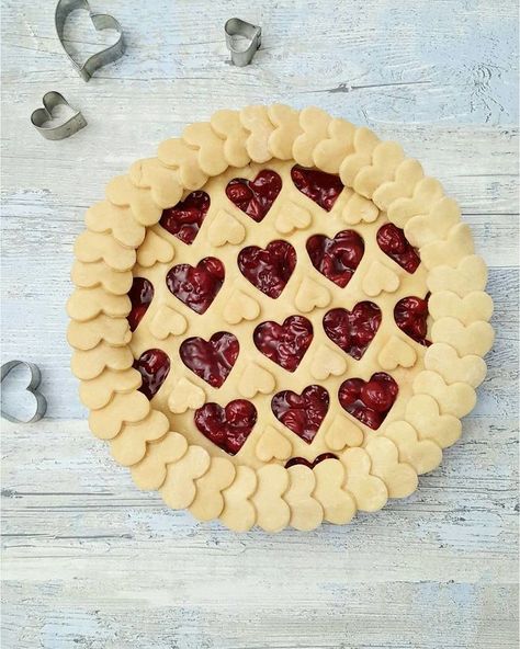 Pie-Crust-Design-Before-After-Karin-Pfeiff-Boschek Fancy Pie Crust, Pie Crust Art, Creative Pies, Decorative Pie Crust, Pie Crust Designs, Pie Decoration, Pie Tops, Filling Food, Pie Crust Recipes