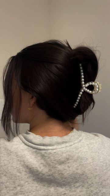 School Claw Clip Hairstyles, Pearl Claw Clip Hairstyles, Lazy Day Hair, Clips Hairstyles, Hair Clips Hairstyles, Lazy Girl Hairstyles, Claw Clip Hairstyles, Lazy Day Hairstyles, Nurse Hairstyles