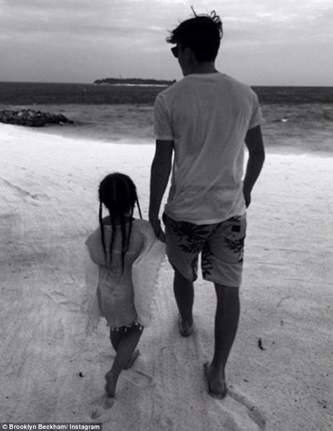 David Mazouz, The Beckham Family, Big Brother Little Sister, Harper Beckham, Siblings Goals, Brooklyn Beckham, Vacation Photos, Baby Sister, Beach Getaways