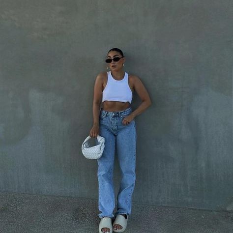 Hannah Whiting (@imhannahwhiting) • Instagram photos and videos Slides Summer Outfit, Outfits With Slides, Yeezy Slides Outfit, Feminine Streetwear, Shack House, Summer Travel Outfits, Summer Outfit Aesthetic, Slides Outfit, Cute Summer Outfit