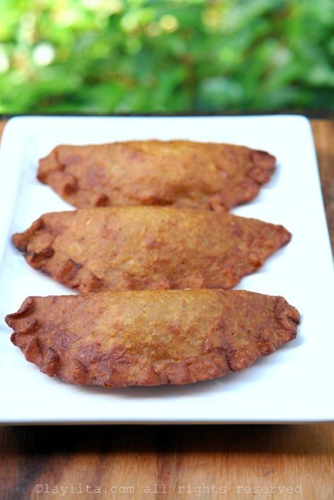 Green Plantain Recipes, Plantain Empanadas, Gluten Free Empanadas, Ecuadorian Food, Plantain Recipes, Puerto Rico Food, Latin American Food, Boricua Recipes, Colombian Food