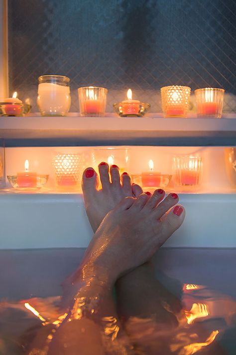 Follow these steps to use your bubble bath to chill out and relax before bed. Here's how to bubble bath like a pro. Couples Spa Day, Couples Spa, Spa Oasis, Apartment Vibes, Bath Care, Zen Bathroom, Spiritual Bath, Spa Night, Learn To Meditate