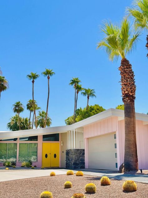 DIY Mid-Century Modern Palm Springs Tour (& Celebrity Homes in Palm Springs) - Bobo and ChiChi Palm Springs House Exterior, Mid Century Modern Palm Springs, Palm Springs Interior, Palm Springs Homes, Mid Century Palm Springs, Palm Springs Houses, Palm Springs Decor, Palm Springs Aesthetic, Palm Springs Mid Century Modern