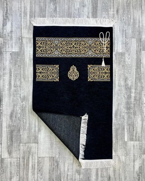 Islamic Rugs, Muslim Prayer Room Ideas, Prayer Room Ideas, Muslim Prayer Mat, Prayer Mat, Muslim Prayer, Islamic Prayer, Ramadan Gifts, Prayer Room