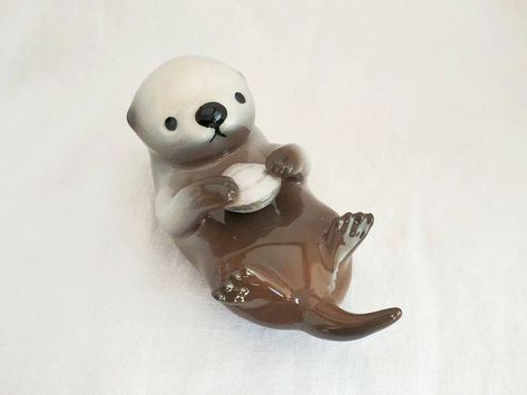 Otter Sculpture Clay, Ceramic Otter Sculpture, Clay Otter Diy, Otter Polymer Clay, Funny Clay Figures, Simple Clay Animals, Clay Holders Ideas, Animal Clay Ideas, Clay Figures Ideas