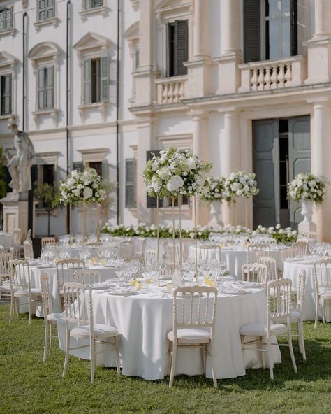 The Timeless Charm of Verona for a Dream Wedding in Italy For couples envisioning a wedding in Italy, Villa Mosconi Bertani offers an exclusive alternative to the renowned Tuscan villas. Located in the heart of romantic Verona, this historic estate combines elegance and authenticity, providing an unforgettable experience. The beauty of the details: from the meticulously curated gardens to the refined decor, every corner of Villa Mosconi Bertani tells a centuries-old love story, perfect for ... Verona Wedding, Tuscan Villas, Italy Villa, Wedding In Italy, Tuscan Villa, Old Love, Italy Wedding, Verona, In The Heart