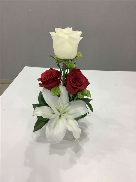 Valentine Flower Arrangements, Tropical Flower Arrangements, Rose Flower Arrangements, Church Flower Arrangements, Christmas Flower Arrangements, Creative Flower Arrangements, Flower Vase Arrangements, Flower Arrangements Simple, Floral Arrangements Diy