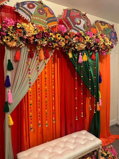 Intimate Haldi Decor At Home, Mehndi Backdrop Decor, Mehndi Umbrella Decor, Colourful Haldi Decor, Decoration For Mehndi Function, Mehndi Backdrop Stage Decorations, Indian Day Wedding Decor, Punjabi Wedding Backdrop, Mendi Decoration