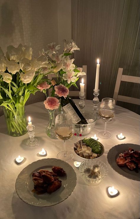 Красивый ужин Intimate Dinner Party Table Settings, At Home Romantic Dinner Setup, Romantic Dinner Aesthetic, Romantic At Home Dinner, Aesthetic Dinner Table, Romantic Evening At Home, Romantic Dinner Ideas, Romantic Dinner Tables, Candle Dinner Table