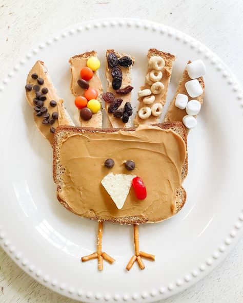 VICKI• Sprinkles & Cherries🍒 on Instagram: “SNACK : 🦃 Gobble gobble! I can’t with this Turkey! He gets me every year ♥️ Here is a healthy easy turkey 🦃 inspired…” Kids Food Crafts, Thanksgiving Toddler, Thanksgiving Breakfast, Toddler Breakfast, Food Activities, Thanksgiving Preschool, Easy Turkey, Healthy Thanksgiving, Thanksgiving Treats