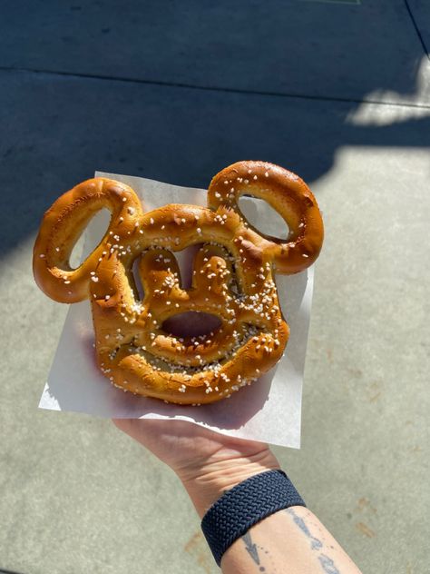 Salted Mickey Mouse Pretzel Mickey Pretzel, Best Disneyland Food, Disneyland Snacks, Cheer Box, Run Disney Costumes, Disney Desserts, Disneyland Birthday, Party Tattoos, Disneyland Food