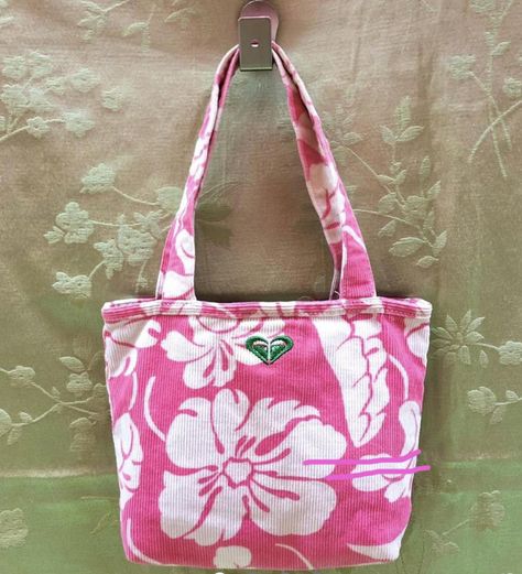 Y2k Summer Accessories, Roxy Girls, Pink Girly Things, Coconut Girl, Pretty Bags, Cozumel, Cute Bags, 2000s Fashion, Beach Girl