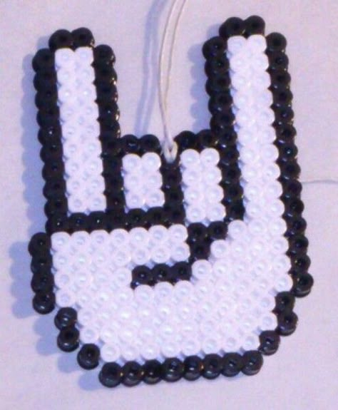 Arctic Monkeys Perler Beads, Black And White Perler Beads, Cool Perler Beads, Rock Perler Beads, Band Perler Beads, Perler Bead Patterns Music Rock Bands, Iron On Beads Ideas, Perler Bead Band Logos, Slipknot Perler Beads