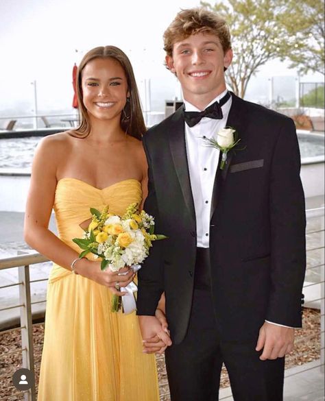 Yellow Prom Couple, Light Yellow Prom Dress, Prom Picture Poses For Couples, Formal Poses, Hoco Poses, Homecoming Poses, Hoco 2024, Prom Corsage And Boutonniere, Prom Bouquet