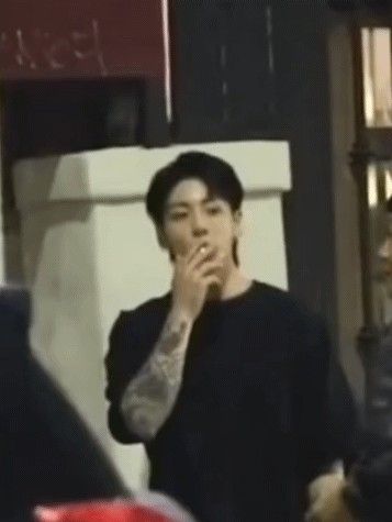 Cigarro jungkook smoking bad boy fanfic boyfriend material Hottest Video, Jungkook Funny, Bts Imagine, First Love Bts, Jungkook Aesthetic, Jungkook Abs, Just Video, Jungkook Cute, Foto Jungkook