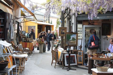 Paris: The Marché aux Puces de Saint-Ouen is a place of pilgrimage for vintage enthusiasts around the world. The place holds over 3000 traders and is sure to double your baggage with French linen, wine crates and designer fashion. Flea Market Design, Midnight In Paris, My French Country Home, Paris Flea Markets, Paris Shopping, I Love Paris, Visit Paris, Antique Market, City Limits