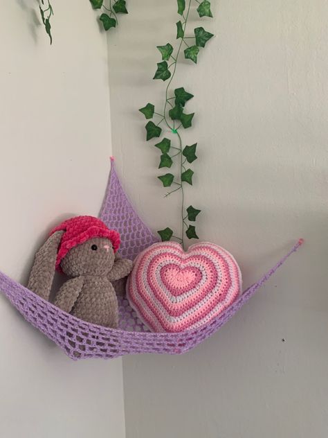 Crochet heart pillow Diy Room Decor For Teens, Easy Diy Room Decor, Cute Diy Room Decor, Crochet Business, Crochet Design Pattern, Sweater Crochet, Crochet Decoration, Crochet Home Decor, Crochet Baby Blanket