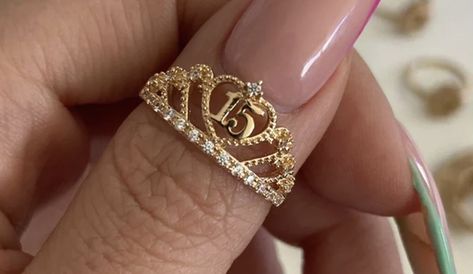 15 Rings Quinceanera Gold, Quince Crowns Gold, Sweet 15 Party Ideas Quinceanera, Quince Themes, Quinceanera Jewelry, Quinceanera Pink, Crown Engagement Ring, Red Quince, Pink Quince