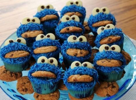 Starbucks Cupcakes, Cookie Monster Ice Cream, Monster Birthday Cakes, Cookie Monster Birthday Party, Cookie Monster Cupcakes, Cupcake Videos, Monster 1st Birthdays, Cookie Monster Party, Minion Cupcakes