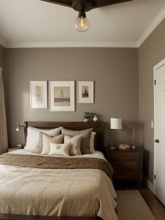 Minimalist Vintage Interior, Cozy Bedroom Brown Furniture, Light Brown Wall Bedroom, Bedroom Wall Colors Cozy, Accent Wall Bedroom Aesthetic, Vintage Minimalist Bedroom, Light Brown Room Aesthetic, Antique Aesthetic Bedroom, Light Brown Bedroom Walls